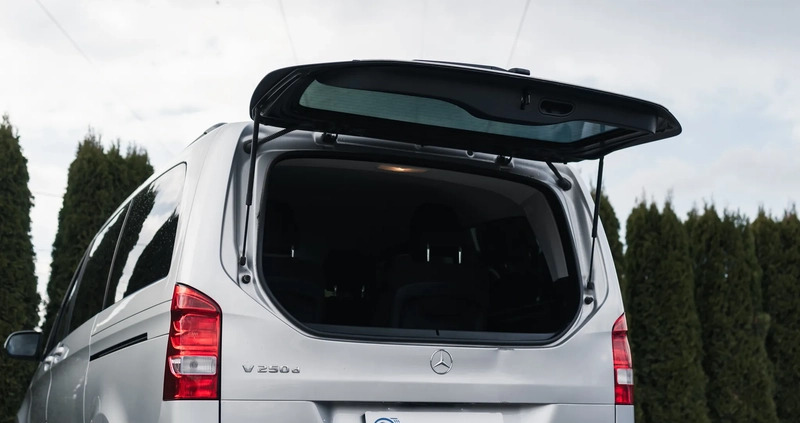 Mercedes-Benz Klasa V cena 166990 przebieg: 95990, rok produkcji 2017 z Działoszyce małe 742
